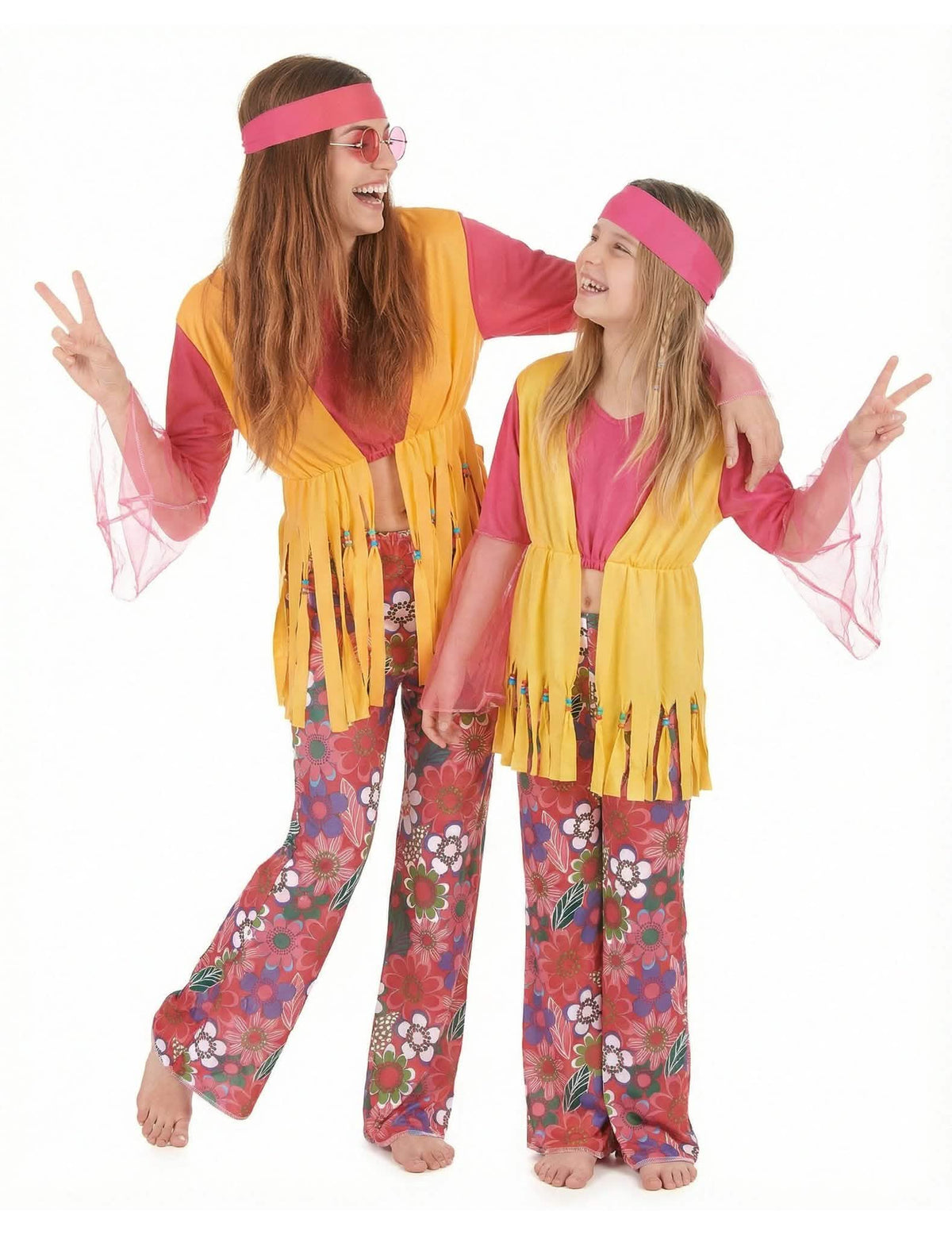 Kleurijke hippie outfits voor moeder en dochter