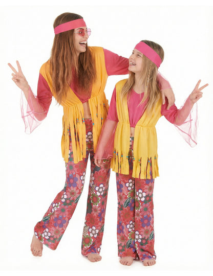 Kleurijke hippie outfits voor moeder en dochter