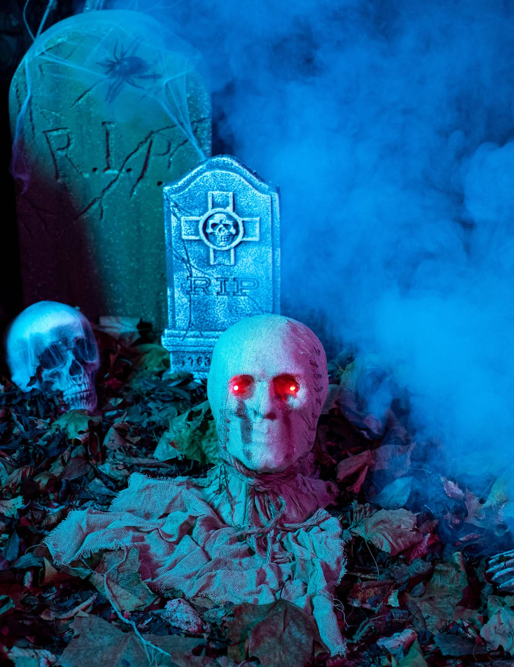 Mise en scène avec effets de fumée et yeux rouges de la tête de momie lumineuse décoration Halloween