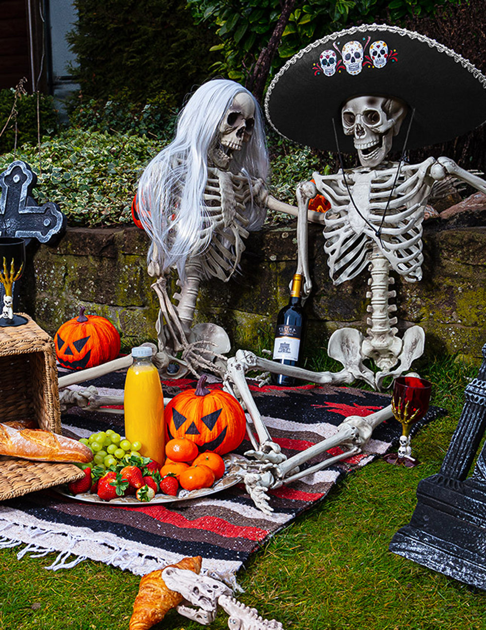 Mise en situation lors d'un pique-nique du verre à pied en plastique Halloween noir et or