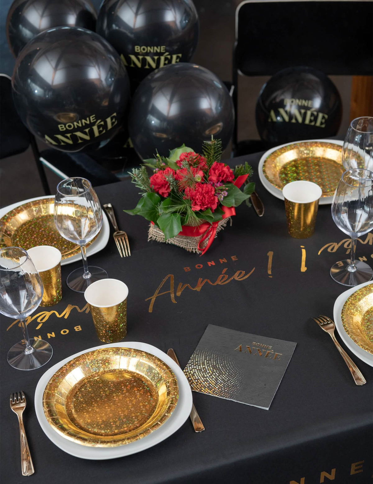 Mise en situation sur une table de fête du verres à pied incassables pour réception
