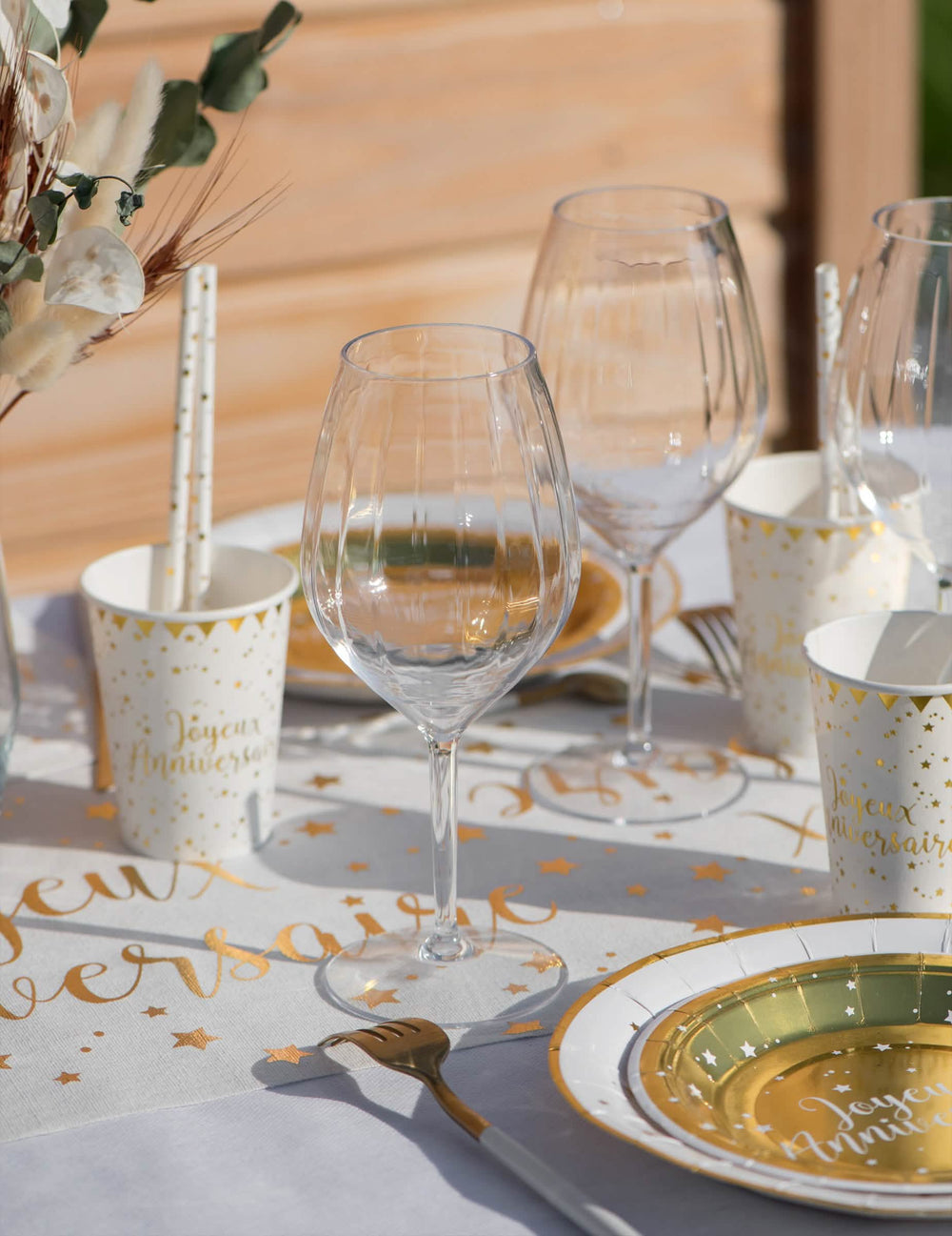 Gros plan sur une décoration de table d'anniversaire du verres à pied incassables pour réception