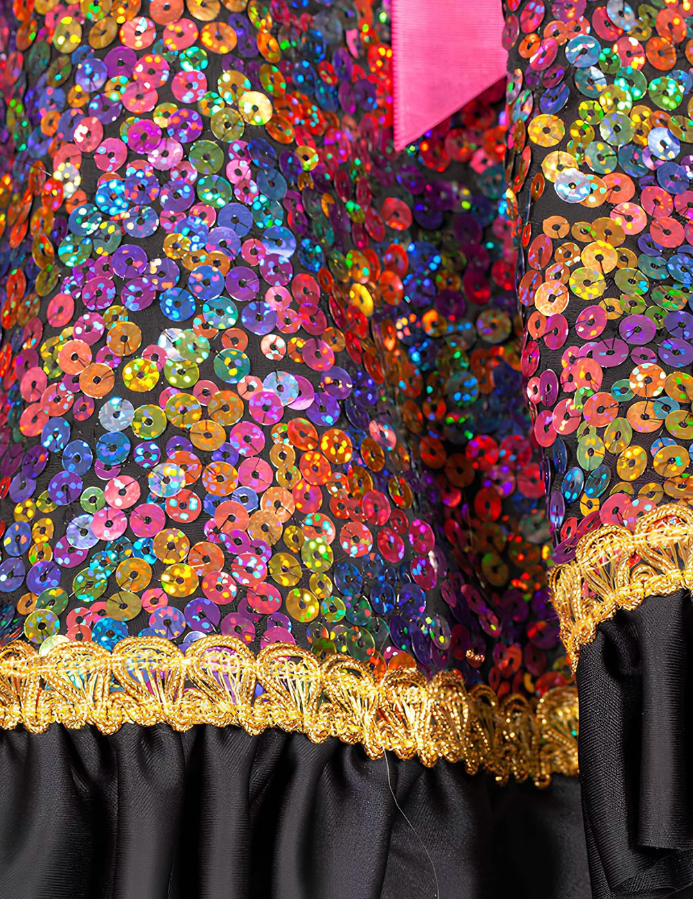 Détail des sequins multicolores et du galon doré de la veste à sequins de luxe pour femme