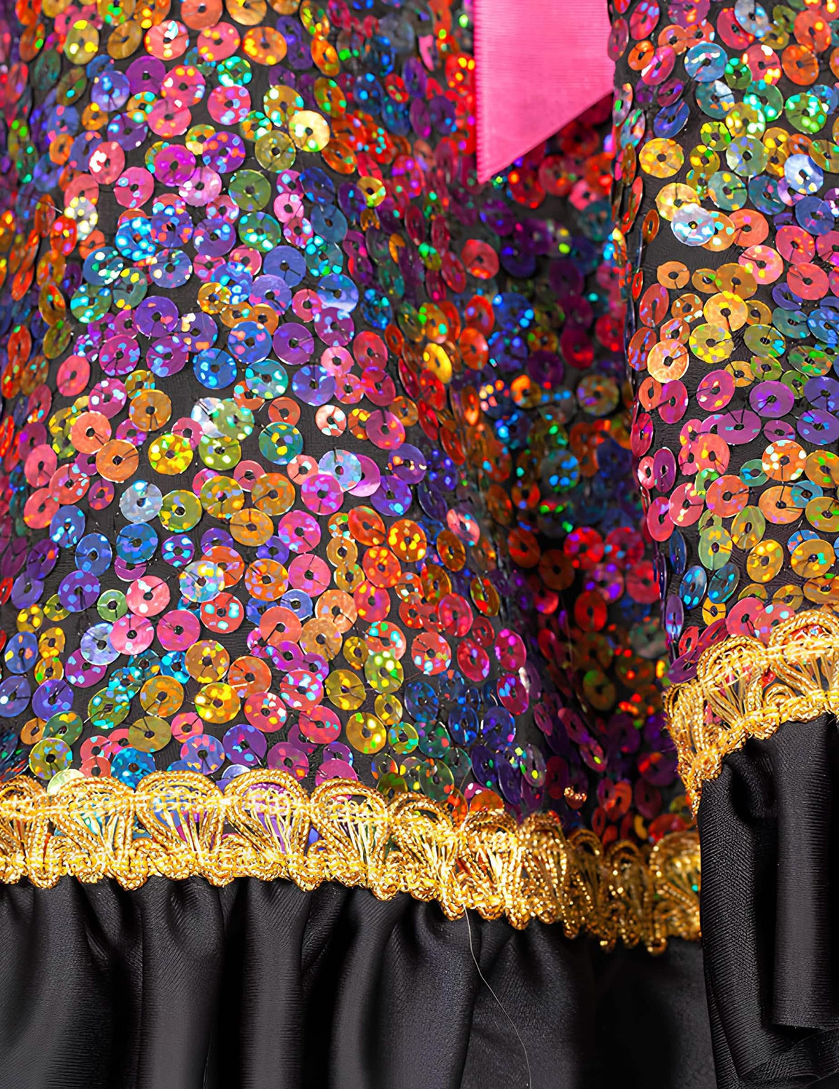 Détail des sequins multicolores et du galon doré de la veste à sequins de luxe pour femme